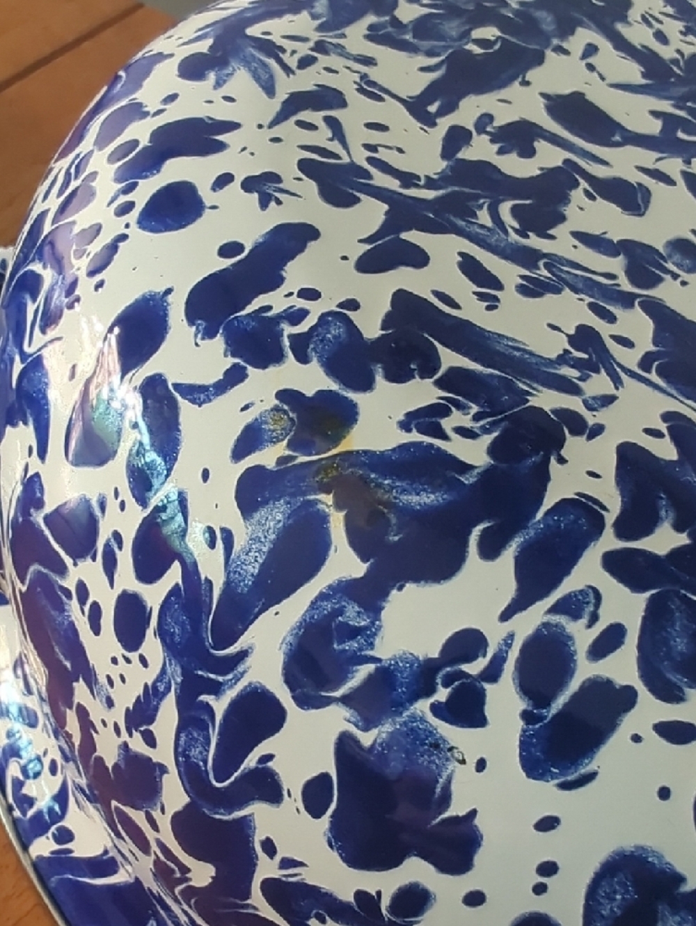 Golden Rabbit Swirl 4 Quarts Enamelware Round Dutch Oven - Picture 6 of 8